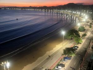 a view of a beach at night with street lights at Paraíso à vista Cobertura Linear Canto Nobre in Guarapari +62 photos