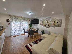 Χώρος καθιστικού στο Au Mboa Appartement 2 Chambres au Coeur de Conflans