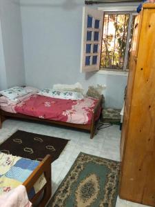 Postel nebo postele na pokoji v ubytování إسكندرية العجمى