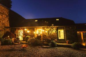 LiftonにあるThe Yard at Borough Farmの夜に側面に明かりが灯る家
