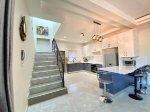 Η κουζίνα ή μικρή κουζίνα στο modern, two-story luxury house