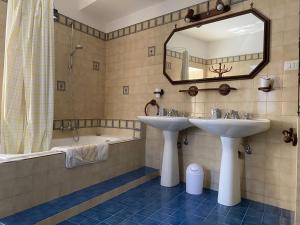 Ένα μπάνιο στο Belinda s' home +6 φωτογραφίες