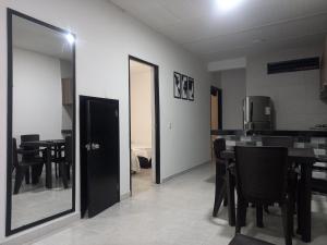 TV a/nebo společenská místnost v ubytování SANTYS HOUSE MELGAR apartamento amoblado para 6 personas