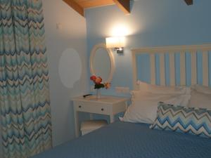 Кровать или кровати в номере WhiteSands Beach Resort