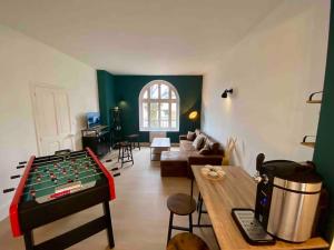 a living room with a pool table in the middle at Grande Maison de ville idéale pour se réunir in Saint-Florentin