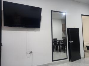 TV a/nebo společenská místnost v ubytování SANTYS HOUSE MELGAR apartamento amoblado para 6 personas
