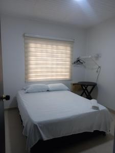 Postel nebo postele na pokoji v ubytování SANTYS HOUSE MELGAR apartamento amoblado para 6 personas