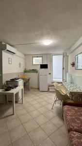 Кухня или мини-кухня в Casa centralissima Torre dell Orso 100m dal mare
