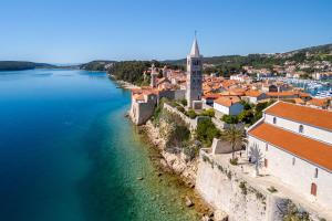 eine Luftaufnahme von Dubrovnik am Fluss Danvation in der Unterkunft Apartment Sanja in Rab