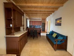 אזור ישיבה ב-Blu Bene apartment in Mavrovouni, Gytheio
