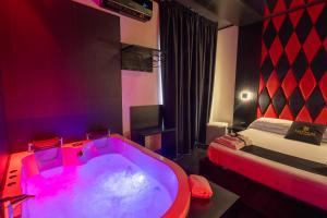 Maximum hub suite&spa tesisinde bir odada yatak veya yataklar