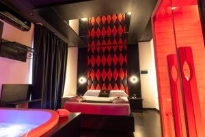 Maximum hub suite&spa tesisinde bir odada yatak veya yataklar