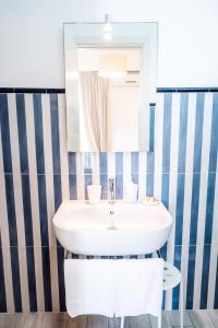 un baño con lavabo y espejo en Sogno Salento monolocali, en Porto Cesareo 70 fotos más