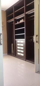 un armadio con ante in legno scuro e pavimenti bianchi di Hacienda el chorlo a Encinarejo De Córdoba Altre 23 foto
