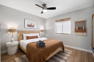 Postel nebo postele na pokoji v ubytování 3BD 2BA Cool and Relaxing Home w Pool! + 21 fotografií