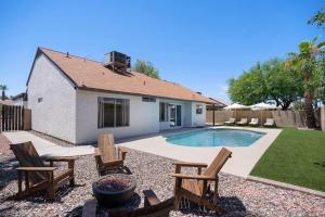 Bazén v ubytování 3BD 2BA Cool and Relaxing Home w Pool! nebo v jeho okolí