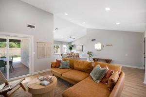 Posezení v ubytování 3BD 2BA Cool and Relaxing Home w Pool!