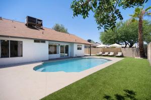 Bazén v ubytování 3BD 2BA Cool and Relaxing Home w Pool! nebo v jeho okolí