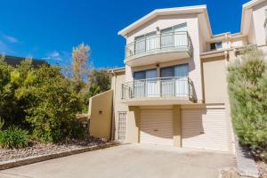 Casa con balcón y entrada en Glacialis 4, en Jindabyne