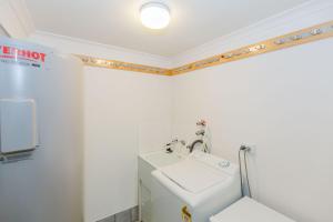 un baño con lavabo e inodoro en Glacialis 4, en Jindabyne 7 fotos más