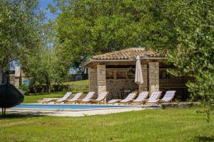Bazén v ubytovaní Villa Salambati 9 in Salambati (Haus für 8-9 Personen) alebo v jeho blízkosti