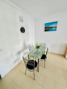 a dining room with a green table and chairs at Apartamento Vacacional Isabella in San Miguel de Abona +6 photos