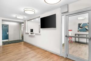 TV a/nebo společenská místnost v ubytování Sonesta Simply Suites Austin South