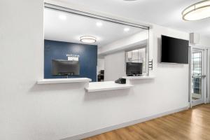 TV a/nebo společenská místnost v ubytování Sonesta Simply Suites Austin South