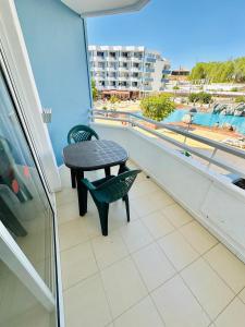 a table and chairs on a balcony with a view of the water at Apartamento Vacacional Isabella in San Miguel de Abona