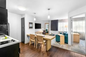Kuchyň nebo kuchyňský kout v ubytování Sonesta Simply Suites Austin South