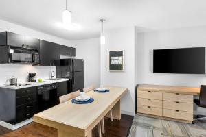 Kuchyň nebo kuchyňský kout v ubytování Sonesta Simply Suites Austin South