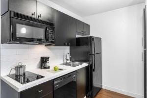Kuchyň nebo kuchyňský kout v ubytování Sonesta Simply Suites Austin South