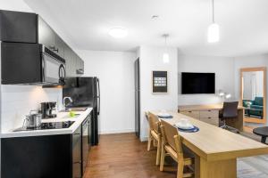 Kuchyň nebo kuchyňský kout v ubytování Sonesta Simply Suites Austin South
