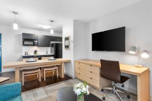 Kuchyň nebo kuchyňský kout v ubytování Sonesta Simply Suites Austin South