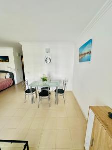 a dining room with a table and chairs at Apartamento Vacacional Isabella in San Miguel de Abona