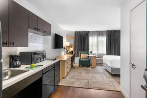 Postel nebo postele na pokoji v ubytování Sonesta Simply Suites Austin South