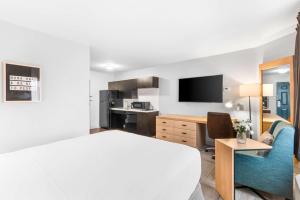 Kuchyň nebo kuchyňský kout v ubytování Sonesta Simply Suites Austin South