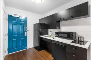 Kuchyň nebo kuchyňský kout v ubytování Sonesta Simply Suites Austin South
