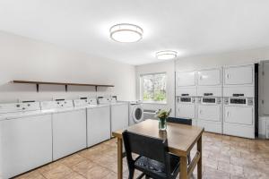 Kuchyň nebo kuchyňský kout v ubytování Sonesta Simply Suites Austin South