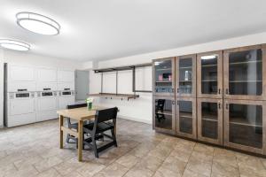 Kuchyň nebo kuchyňský kout v ubytování Sonesta Simply Suites Austin South