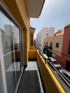 un balcon d'un immeuble avec vue sur une rue dans l'établissement Urban Oasis La Palma, à Santa Cruz de la Palma