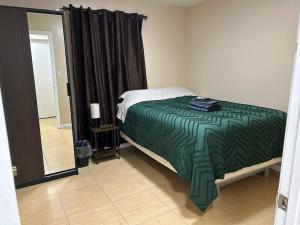 Postel nebo postele na pokoji v ubytování Bergin inn