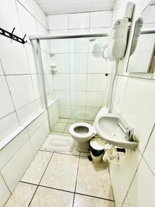 a bathroom with a toilet and a sink at Pousada do Gord0 in Bonito