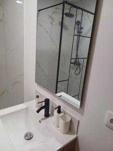 TouguesにあるO Celeiro - Espaço Ruralの洗面台と鏡のあるバスルーム +11枚の写真