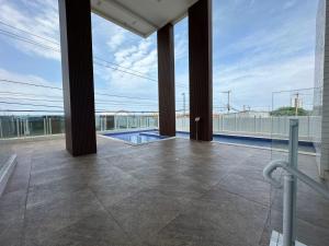 une vue depuis le balcon d'un immeuble avec piscine dans l'établissement Apartamento Vista Mar Mirim 2 Dormitorios suite com Wifi para até 8 pessoas 1 vaga de estacionamento, à Praia Grande