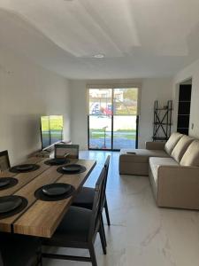a living room with a table and a couch at Casa Cordova in Alpuyeca