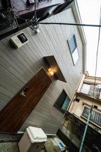 東京にある9, Minamisuna 2, Entire house for rentの木製の扉のある建物の頭上 +22枚の写真