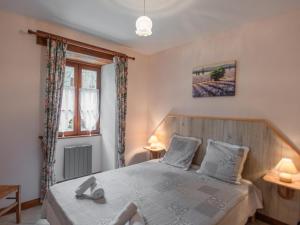 una camera da letto con un letto e una finestra di Gite Le Pasturale a Prats-du-Périgord Altre 25 foto