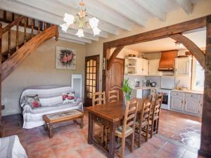 Una cocina y un comedor con mesa y sillas. en Gite Les Terrasses, en Prats-du-Périgord