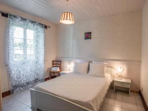 Un dormitorio con una cama blanca y una ventana. en Gite Les Terrasses, en Prats-du-Périgord 35 fotos más